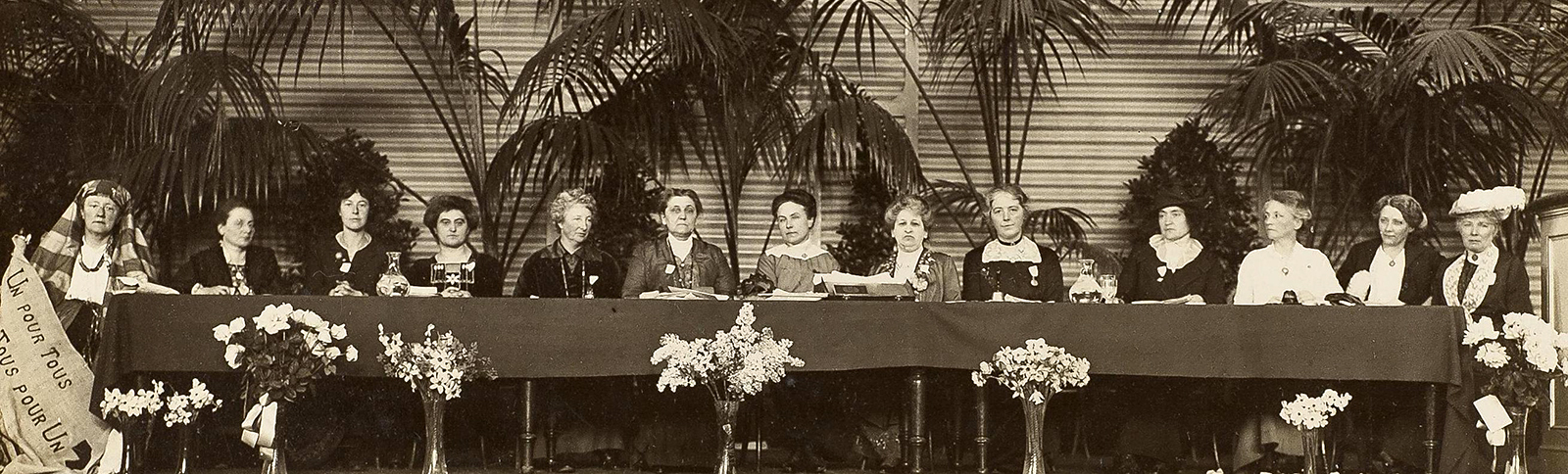 Podium des Internationalen Frauenfriedenskongresses von 1915